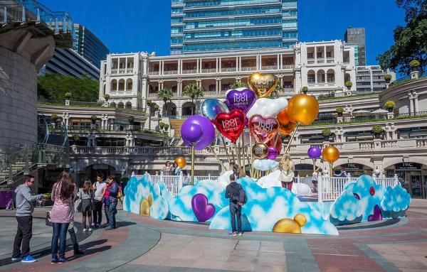 今個農曆新年及情人節，「1881」特別以「Love is in the Air」為題，在廣場中央豎立著一束高達8米的巨型心型氣球，打造成浪漫洋溢的夢想世界。