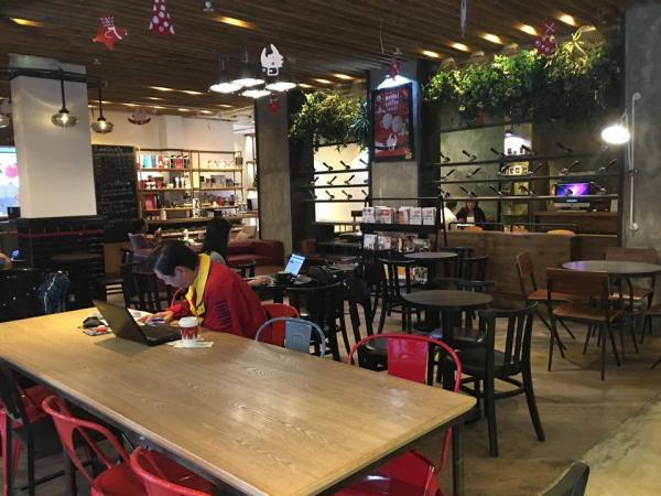 店舖面積雖大,但座位卻相對較少,所以很寬敞舒適。