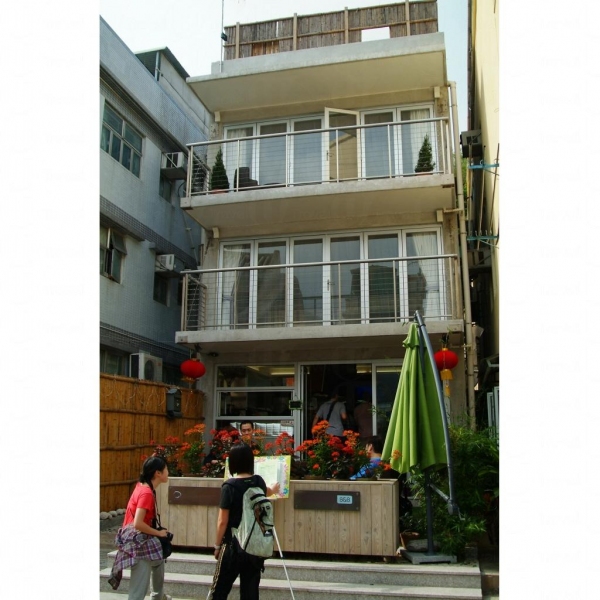 除了提供住宿外,Espace Elastique 亦是一間 café 及展覽場地。