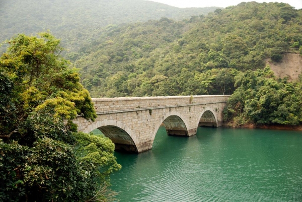 大潭篤水塘石橋的建築充滿歐洲色彩,景致怡人。