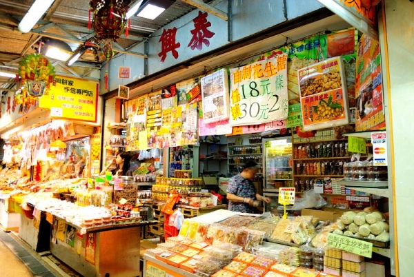 麥芽糖餅、川貝王皮乾、自家製花生糖、蠔豉和魷魚絲等港式小食,應有盡有。