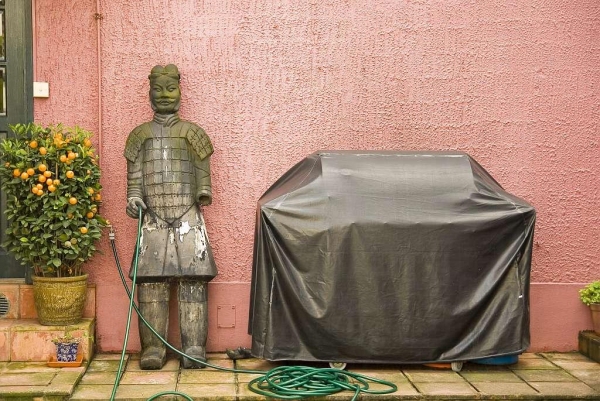 兵馬俑拿著水喉替你洗車。