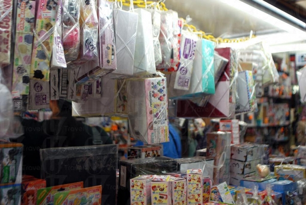 玩具太多,店裡有點擠擁。
