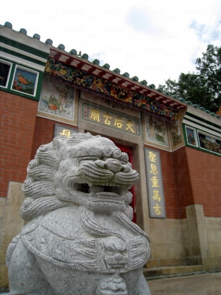 天后廟前有兩座石獅子鎮守。
