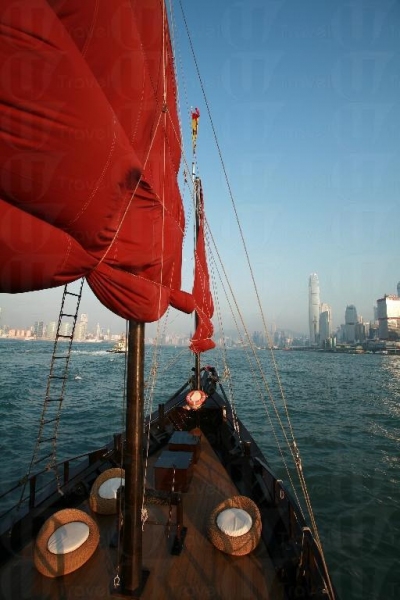 坐上張保仔,飽覽維港美景外。