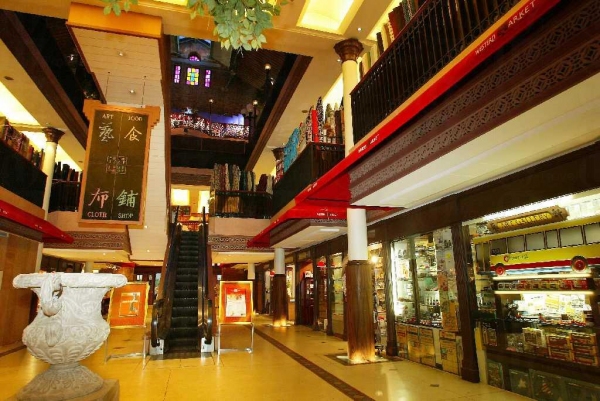 西港城內售賣各式各樣的手工藝品及懷舊收藏品。