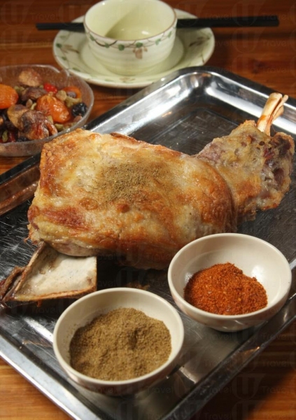 烤羊腿加上不同的香料,香口惹味。