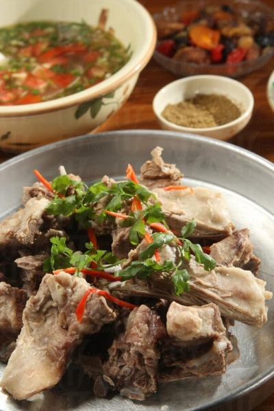 哈薩克手抓肉,食此菜不妨豪氣一點用手拿來吃。