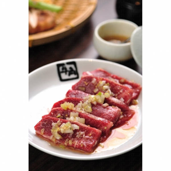 「牛角」提供的上級牛助肉,色澤紅潤,脂肪分布均勻。