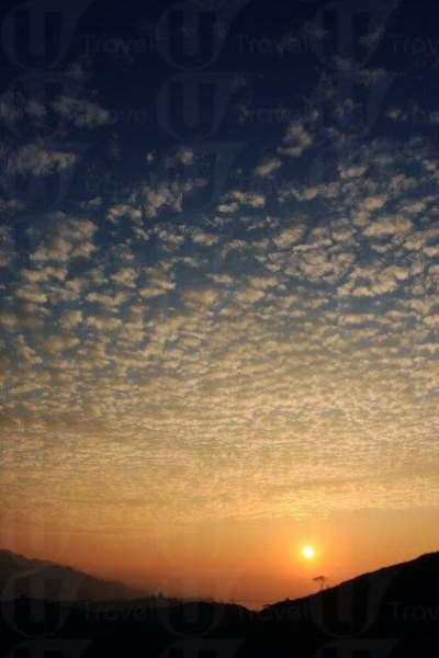 夕陽映出天空一片漸變的藍。