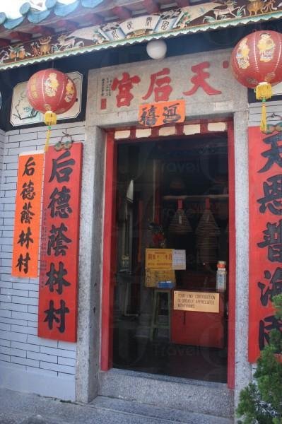天后廟前與別的廟宇一樣,門前排有對聯。