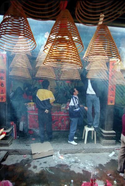 天后廟中掛滿了香港寺廟中尚見的線香。