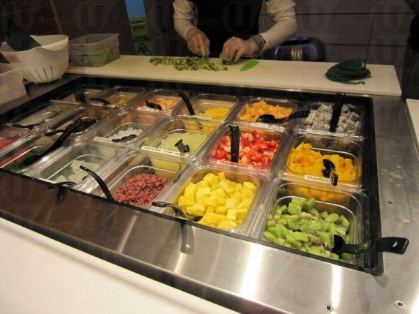 員工在旁切好水果補充 toppings,令配料保持新鮮。