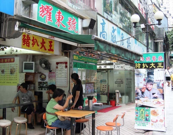小小的食店,要利用舖前的位置,才有足夠的座位招呼慕名而來的客人。