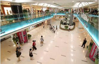 黃埔新天地有超過 300 多間商舖,是全港最大型的購物、美食及娛樂中心之一。