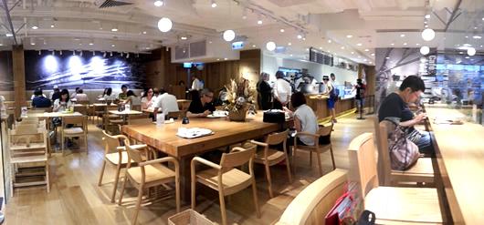 Cafe 以玻璃與商店區分隔