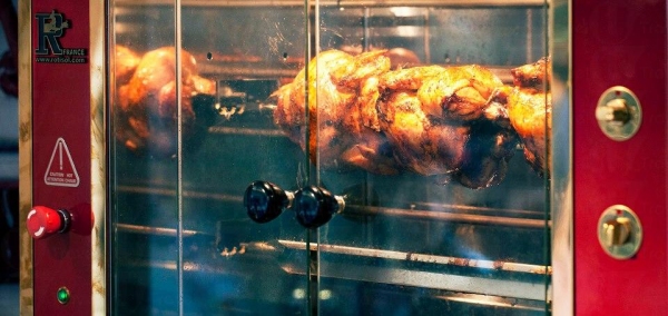 La Rotisserie 門口設置旋轉式專業烤雞爐,雞肉受熱均勻