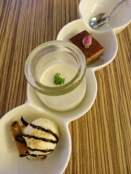 回憶寄賣店中出售一系列的CAFE食品,其中別具特色的是一口分量的甜品,取名一口心甜、一口掛念、一口酸溜等,取其細味愛情的意思(網上圖片)