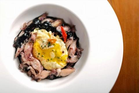 不能錯過的有蛋製的食品,好像有El Quim de la Boqueria's fired egg with prawn,以西班牙出產的雞蛋與炒蝦仁拌勻,再以麵包點來吃,滋味無窮 (網上圖片)