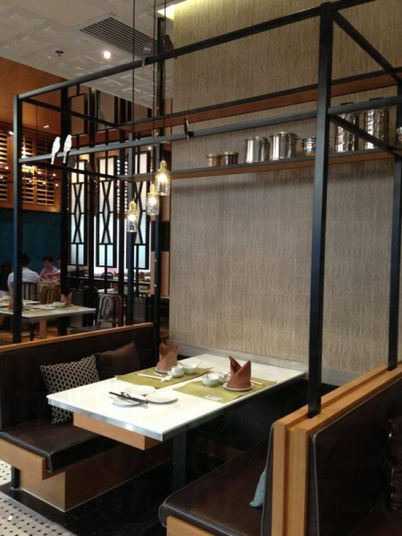 鍾廚內部裝修以六、七十年代的茶居為主題