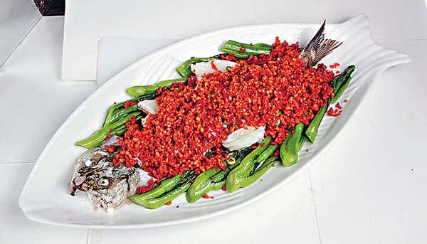 原條豆酥魚 $128黃豆跟花椒、八角同蒸一個多小時,每口也香郁鬆脆。