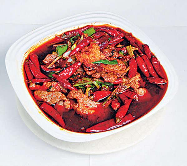 水煮牛肉 $78將料頭及醬料爆香,然後加入豆瓣醬及水煮醬汁,牛肉略煮已是辣味滿滿。