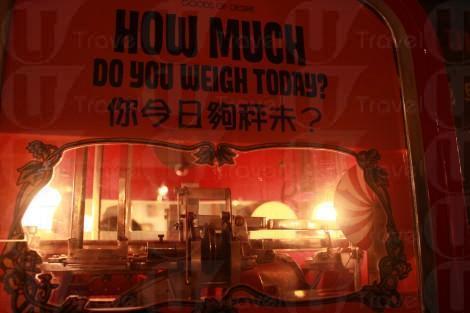 「你今日夠秤未?」充滿黑色幽默。(關璇攝)