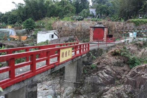在雲連橋上可見到溪澗上船廟全貌,有如真船航行。