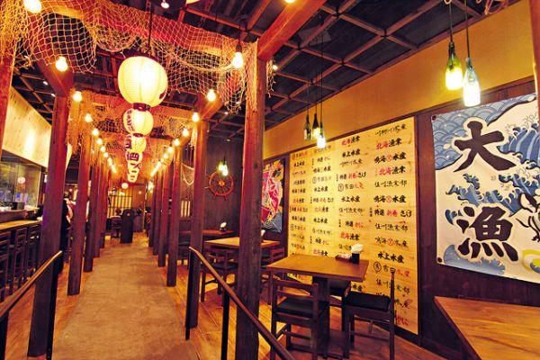 餐廳以傳統日式燈籠、酒瓶電燈及魚網作裝飾,甚具小港漁港簡樸風味。