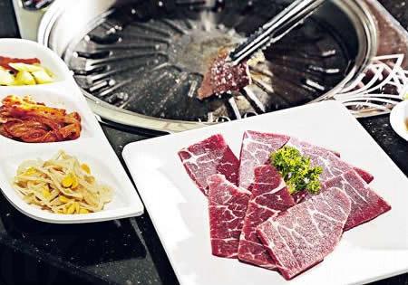牛胛翼板肉($70):屬牛的肩頸部分,脂肪紋理平均,油花又不會過肥,燒烤最正,加 $10 配特製醬油。(金尚宮)