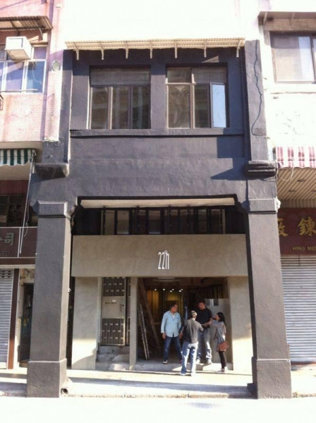 店身黑色的外牆非常搶眼