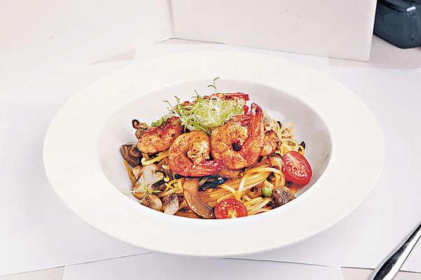 【Shrimp aglio olio pasta $110】加入燒蝦、枝豆及車厘茄等,更豐富。