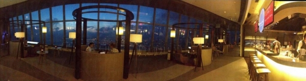 在 Vista Cafe & Amuse Bar 內可以環抱海景伴食