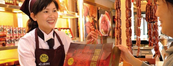 台灣的黑橋牌在香港開設了兩間分店,門口有即烤即賣的小食檔