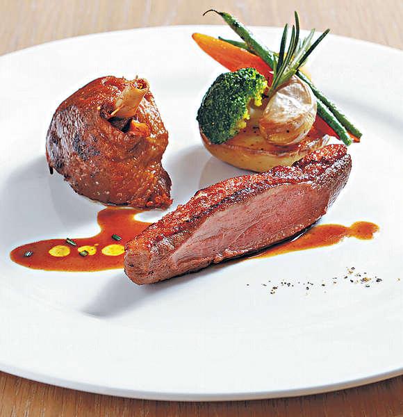 【French Duck Duo $268】花上足足兩日時間炮製的油浸鴨髀酥香軟滑、低溫55度慢煮再煎的鴨胸外脆內嫩。