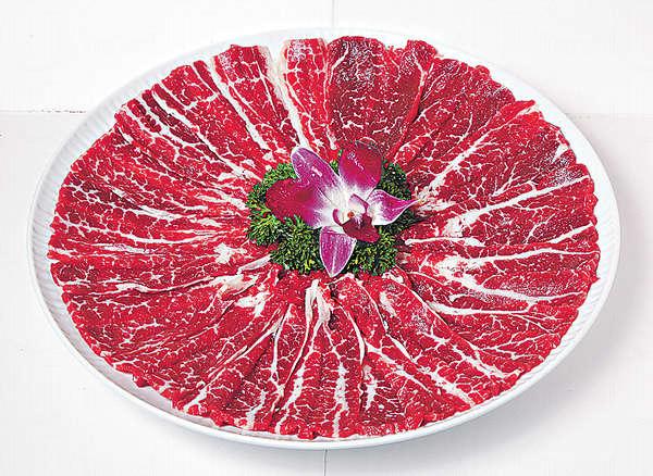 【手切本地肥牛肉 $388(大)】脂肪與肉分布均勻,厚身切法使肉質更有嚼感。
