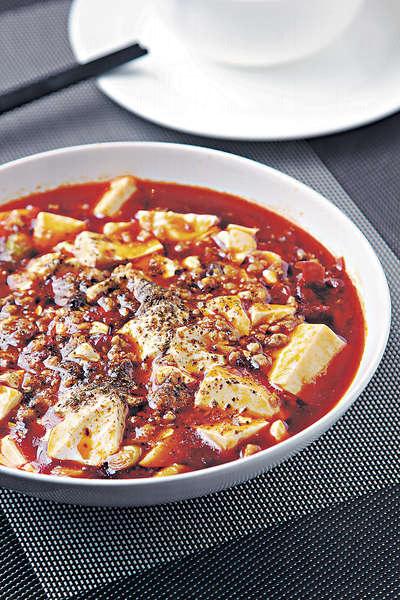 【麻婆豆腐(午市套餐,連白飯及湯) $68】以四川香料爆香五花腩碎,再加入嫩豆腐吸味,入口先香後辣,麻感悠長。