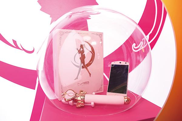 美圖M8美少女戰士限量版 手機配專屬自拍棍