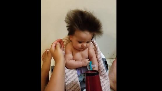 Cute爆BB勁多頭髮 吹頭吹到眼瞓正是長髮女的寫照