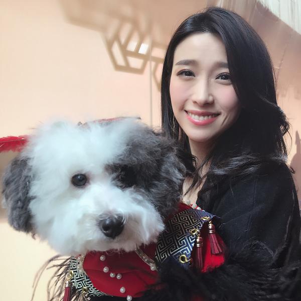 姚子羚妹妹同样在电视台工作 外貌标致尽显知性美
