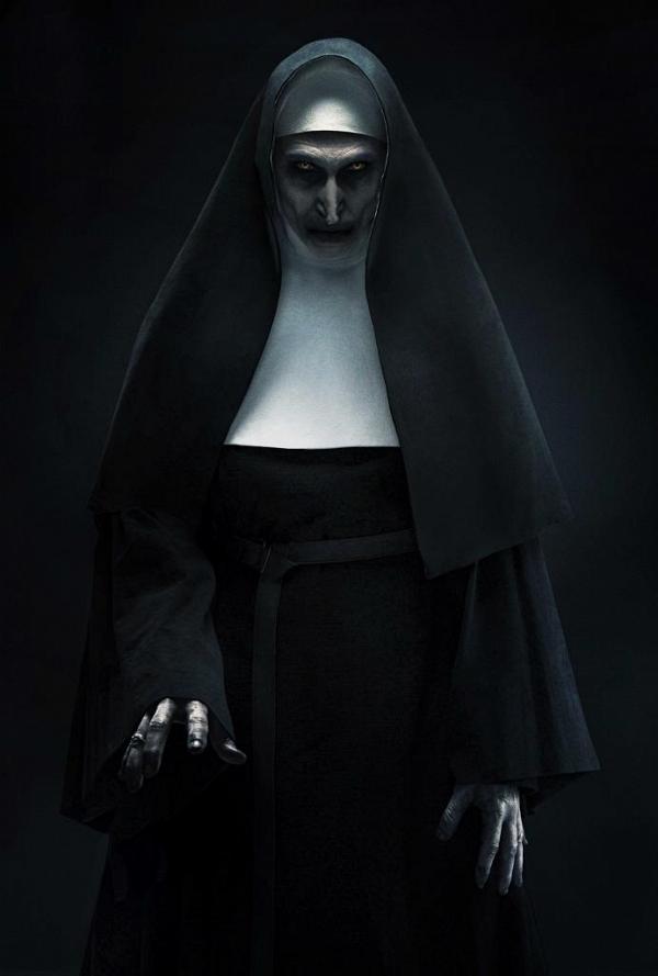 制作团队用了《诡娃安娜贝尔:造孽》的道具,包括修女们的合照和一个