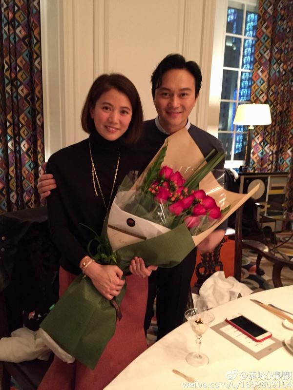 袁咏仪长发红唇造型出席阿娇婚宴 网民大赞靓靓不输28年前港姐时期