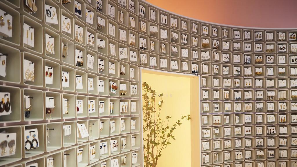 【沙田新店】2米高首饰墙新店进驻沙田 逾5000款耳环/戒指/手鍊/头饰$