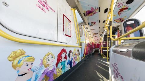 迪士尼公主超親民 不擺架子陪你坐巴士！
