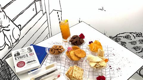 【灣仔美食】灣仔手繪壁畫純白Café為學生免費開放　送蜜桃紅茶+任選6款小食