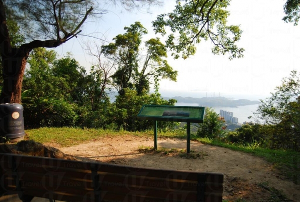 一旁的龍虎山行山徑可盡睹南中國海風景。