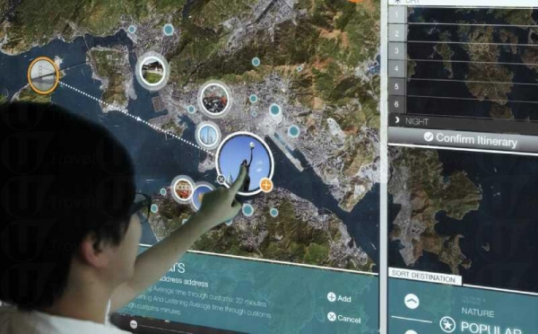 天際 100:行程編排站預設各種香港主要旅遊熱點,旅客可透過輕觸式螢幕上選擇其中一個題目,裝置上的地圖便會標示出不同景點選擇,旅客可選出最想到的 6 個地點,「行程編排站」便可編排整個旅程。