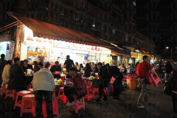 元朗金輝徑總是人頭湧湧,因為有不少出名的街坊食店。