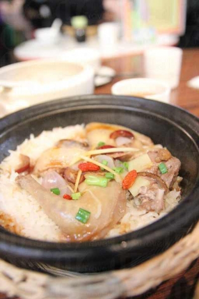 胡老闆特別訂造一批鑄鐵鍋,配以高溫電爐煮煲仔飯。