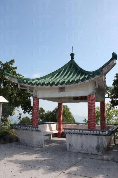 來到鳳萍亭,就要停一停,歇歇腳。(陸嘉鈴攝)